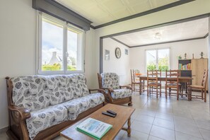 TV, fireplace - Holiday Home 'Maison Proche Du Port Plage Et Surf' with Private Terrace, Private Garden and Wi-Fi (penmarc'h)