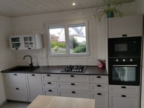 Fridge, microwave, oven, stovetop - Holiday Home 'Maison Proche Du Port Plage Et Surf' with Private Terrace, Private Garden and Wi-Fi (penmarc'h)