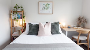 3 bedrooms, desk, iron/ironing board, free WiFi