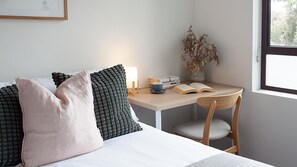 3 bedrooms, desk, iron/ironing board, free WiFi