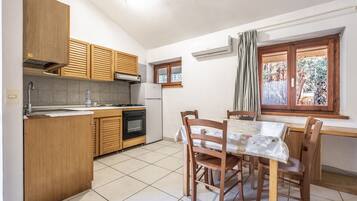 Frigorifero, microonde, forno, piano cottura