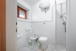 Chuveiro, secador de cabelo, toalhas de banho 