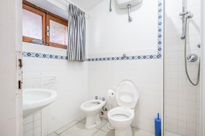 Dusch, hårtork och handdukar