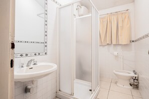 Douche, sèche-cheveux, serviettes fournies