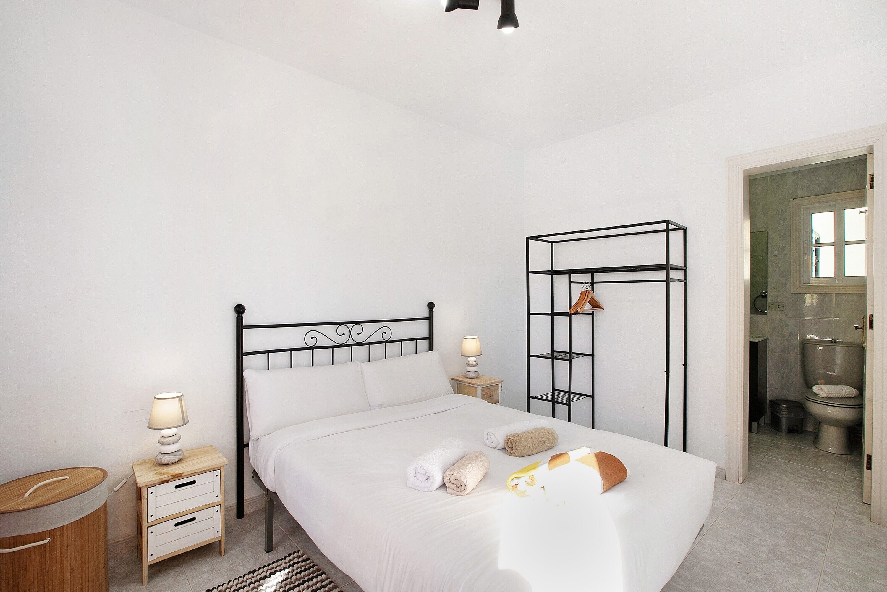 4 chambres, fer et planche à repasser, Wi-Fi gratuit, draps fournis