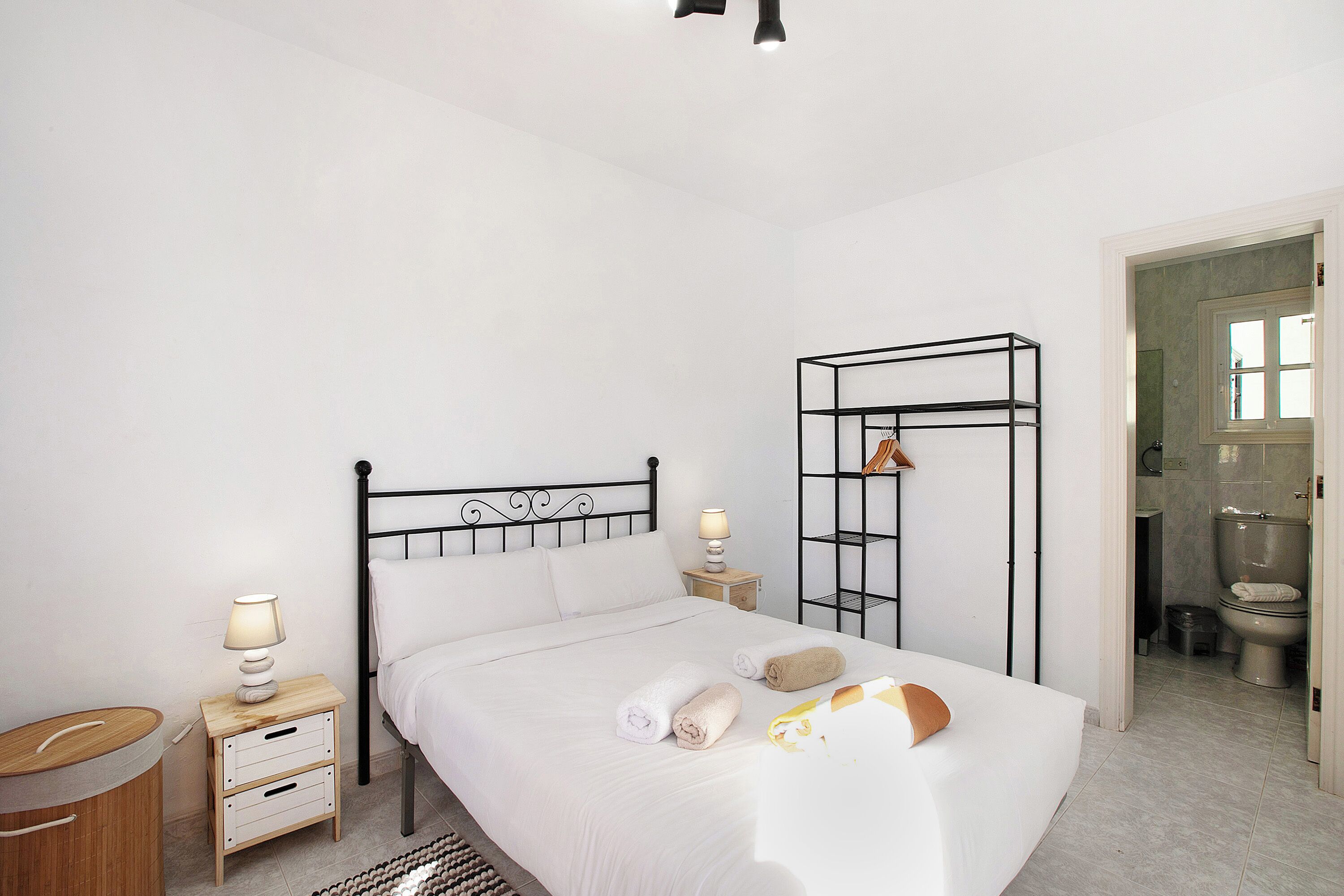 4 slaapkamers, een strijkplank/strijkijzer, gratis wifi, beddengoed