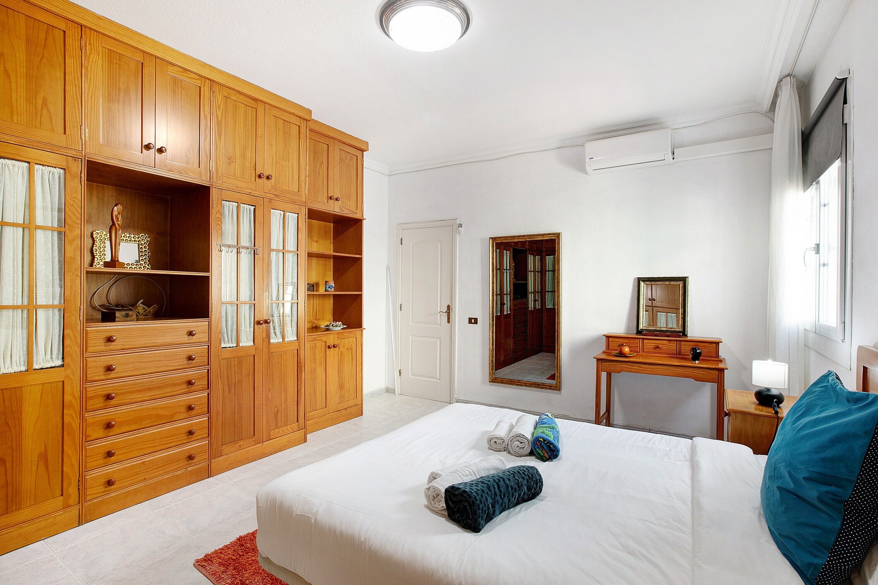 4 bedrooms, iron/ironing board, free WiFi, bed sheets