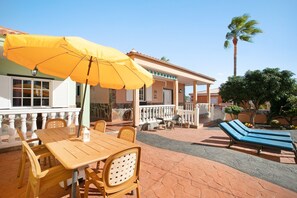 Outdoor dining - Eveas – Private Villa with Pool in Tenerife (Candelaria)
