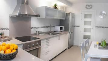 Refrigerador, microondas, horno y parrilla de estufa