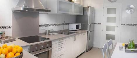 ثلاجة، ميكروويف، فرن، موقد طهي مسطح