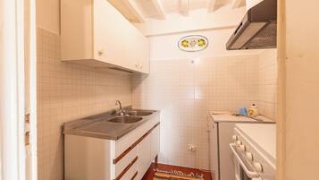 Frigorifero, forno, piano cottura, macchina per tè/caffè