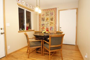 A dining area with a round table, four chairs, and a fruit bowl. - Alegria!  Five Bedroom Colonial Style Home Conveniently Located! Pet Friendly! (Moses Lake)