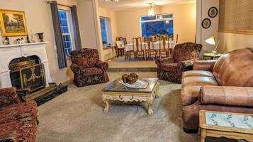 Smart TV, fireplace, books, stereo