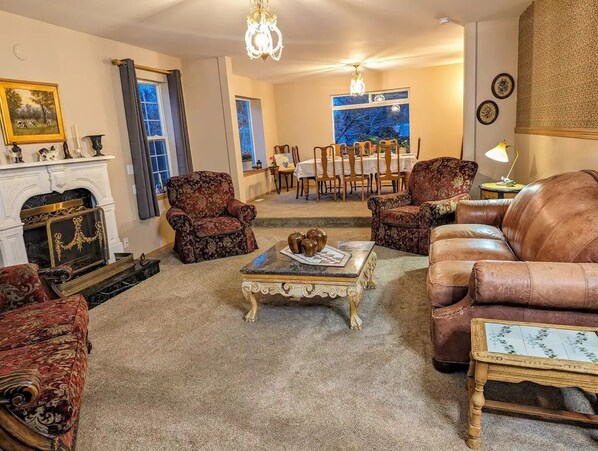 Smart TV, fireplace, books, stereo