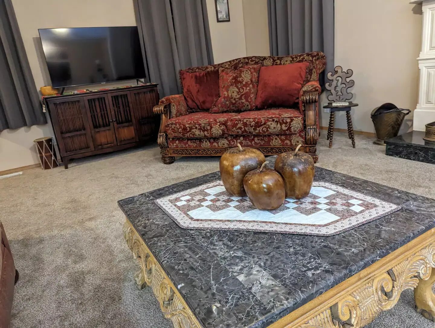 Smart TV, fireplace, books, stereo