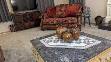 Smart TV, fireplace, books, stereo