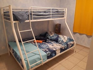 1 slaapkamer, een strijkplank/strijkijzer, reisbedje, wifi