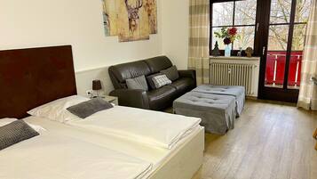 1 bedroom, in-room safe, desk, free WiFi