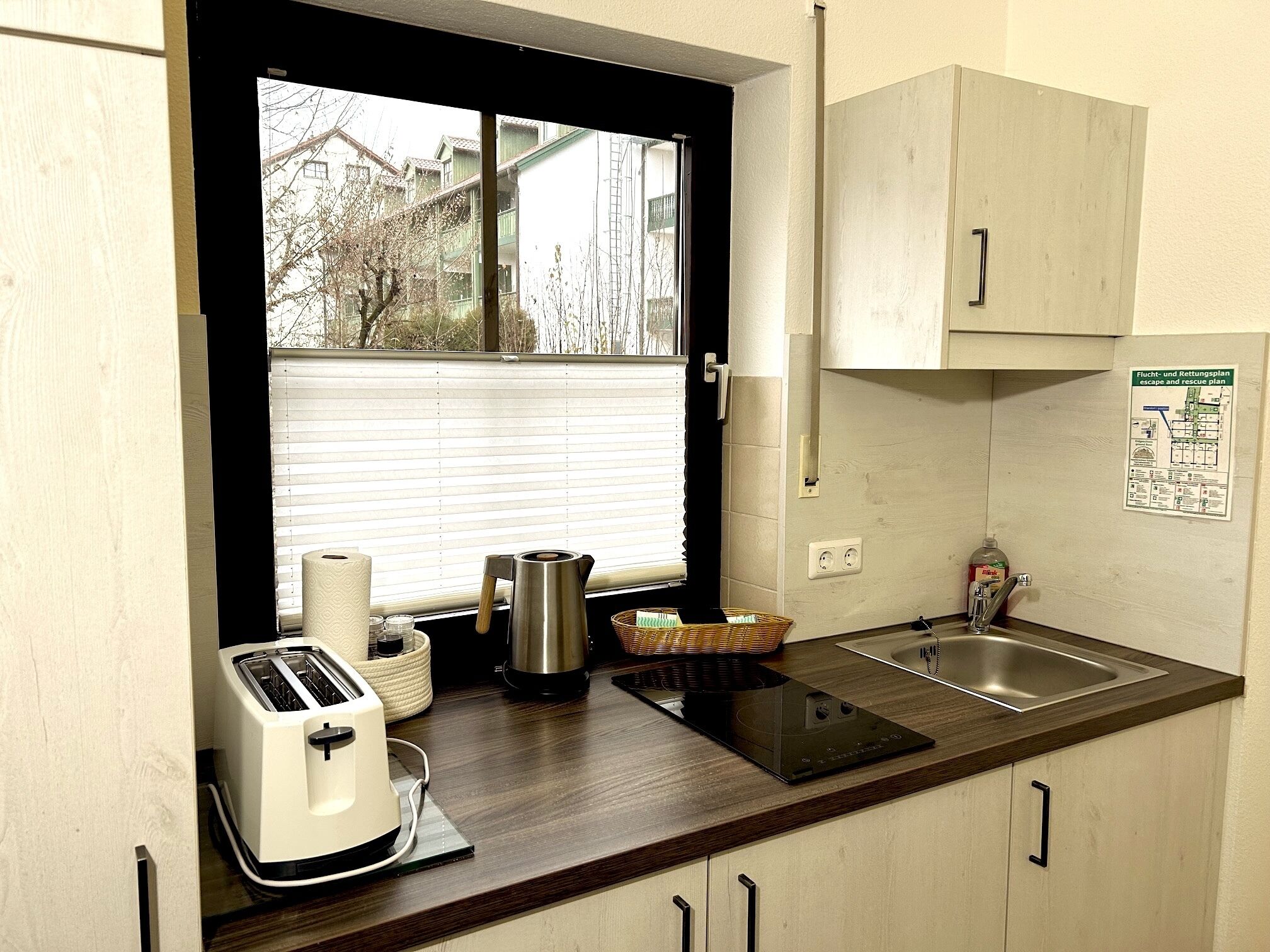 Kjøleskap, kaffetrakter/tekoker, vannkoker og brødrister