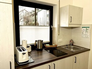 Fridge, coffee/tea maker, electric kettle, toaster - Cozy apartment with underground access to the thermal baths (Bad Griesbach im Rottal)