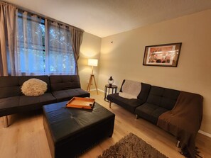 Living area - Artsy spacious 2/2 mid/longterm retreat 10 min to Clearwater beach (Clearwater)