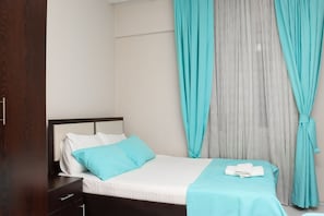 Habitación triple básica | Minibar, caja fuerte, escritorio y wifi gratis