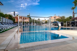 Una piscina al aire libre de temporada