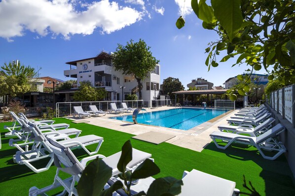 Kolam renang outdoor musiman