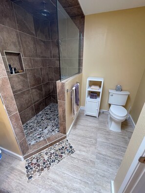 Shower, jetted tub, hair dryer, towels - FABULOUS DOWNTOWN PALM DESERT CONDO!
Walking distance to restaurants and shops. (Palm Desert)