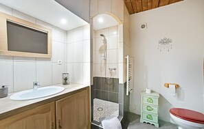 Shower - Amazing apartment in Codognan (Codognan)