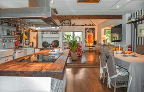 Kühlschrank, Ofen, Geschirrspüler, Wasserkocher mit Kaffee-/Teezubehör