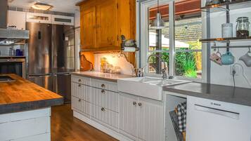 JÀÀkaappi, uuni, astianpesukone, kahvin-/teenkeitin