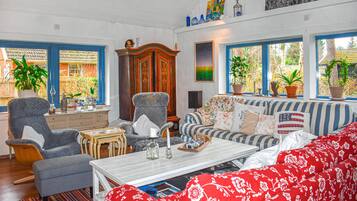 Een smart-tv en een open haard