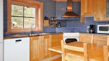 KylskÄp, spishÀll, diskmaskin och kaffe- och tebryggare