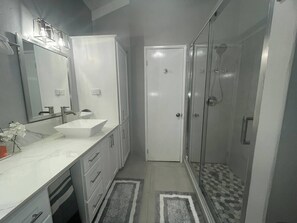 Shower, hair dryer, towels