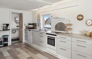 Fridge, stovetop, dishwasher, coffee/tea maker - Stunning home in Sydals with WiFi (Sydals)