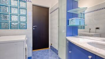 SĂšche-cheveux, bidet, serviettes fournies, savon