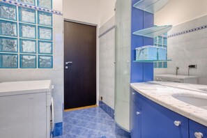 Sèche-cheveux, bidet, serviettes fournies, savon