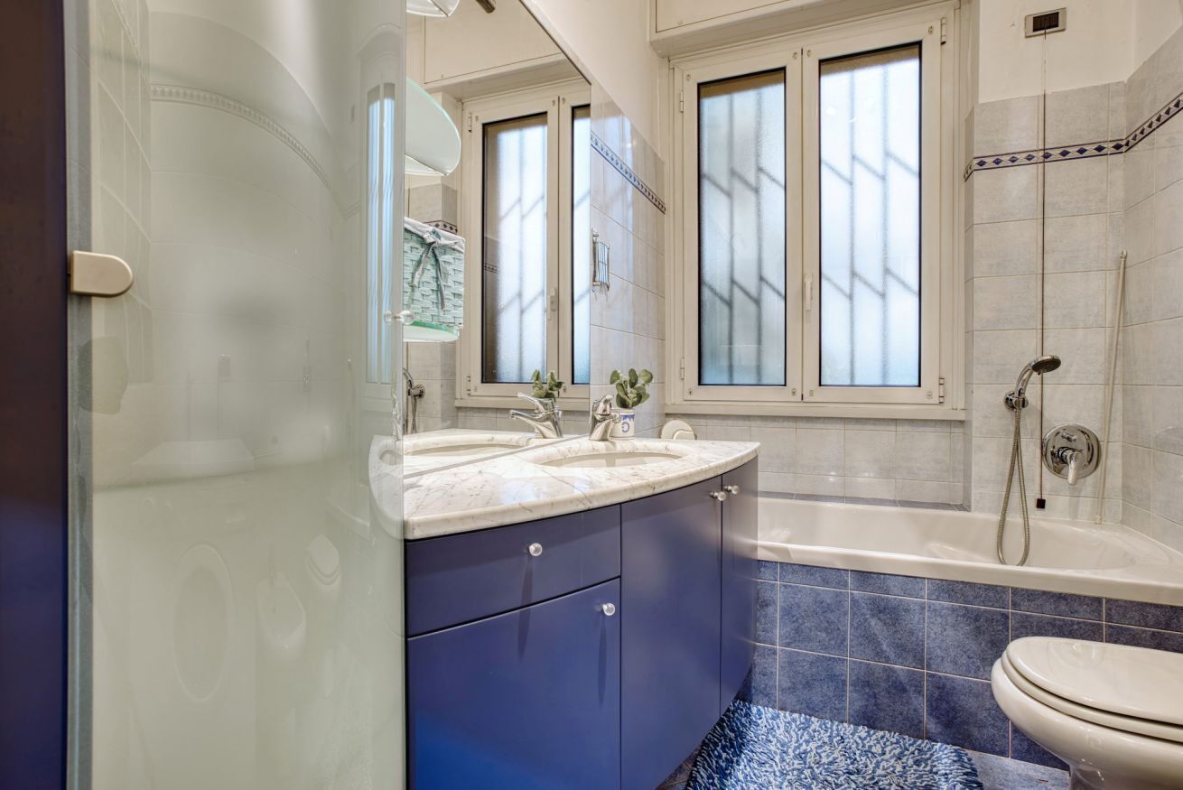 Een haardroger, een bidet, handdoeken, zeep