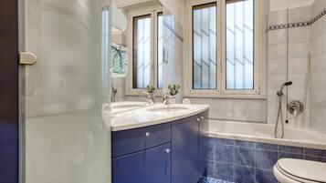 SĂšche-cheveux, bidet, serviettes fournies, savon