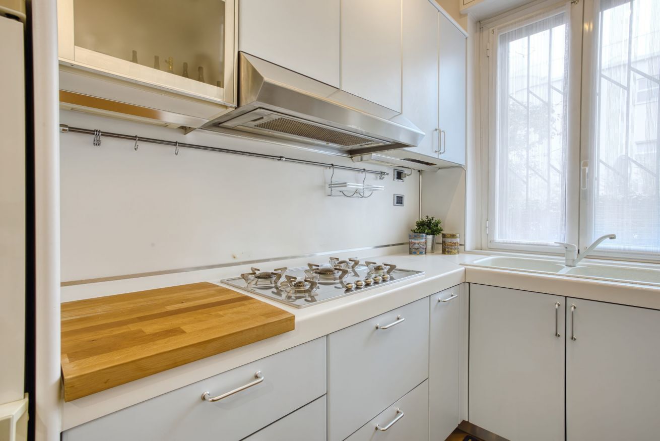 Frigorífico, microondas, placa de cocina y lavavajillas