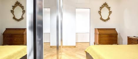 1 habitación, tabla de planchar con plancha, wifi gratis y ropa de cama