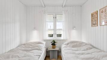 3 bedrooms, iron/ironing board, travel crib, free WiFi