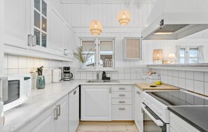 Fridge, stovetop, dishwasher, coffee/tea maker - Stunning home in Løkken with WiFi (Løkken)