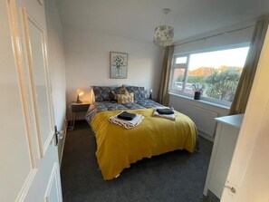 3 bedrooms, iron/ironing board, WiFi, bed sheets - *Rare Find* Sleeps 6 NEC/BHX 10 MINS
 (Coleshill)