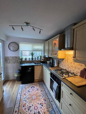 Dining tables - *Rare Find* Sleeps 6 NEC/BHX 10 MINS
 (Coleshill)