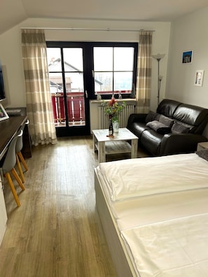 1 bedroom, in-room safe, desk, free WiFi - Cozy apartment with underground access to the thermal baths (Bad Griesbach im Rottal)