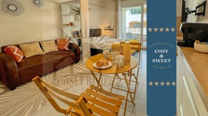 Ein modernes Wohnzimmer mit Sofa, Couchtisch und Sesseln.