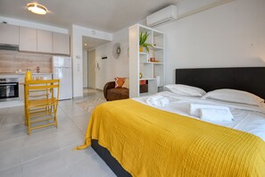 Iron/ironing board, WiFi, bed sheets