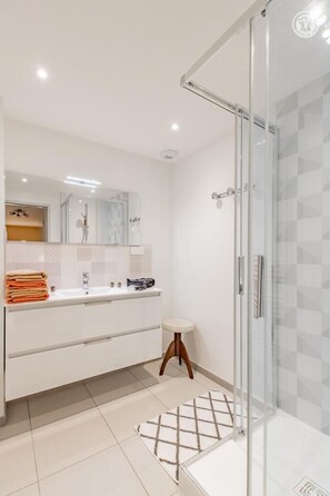 Douche, serviettes fournies